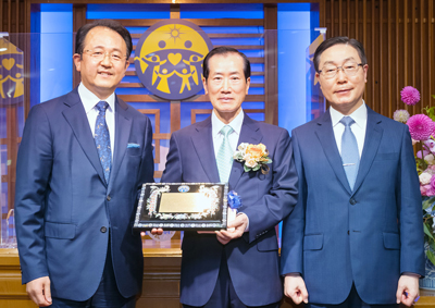 李成萬副会長の日本での36年の<br />
歩みに感謝し、盛大に離任式