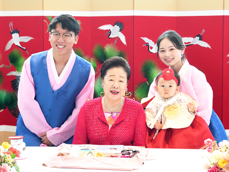 文情娥様１歳の誕生日を<br />
盛大に祝賀