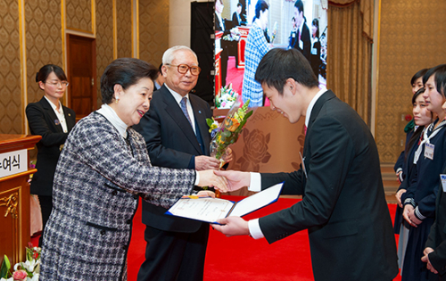 2014圓母平愛財団奨学証書授与式