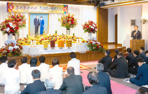 第63回「真の子女の日」と第35回<br />
「天宙統一国開天日」を祝い、敬礼式