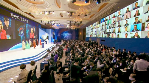 161か国の国家的指導者が参加し<br />
韓半島平和サミットが開幕