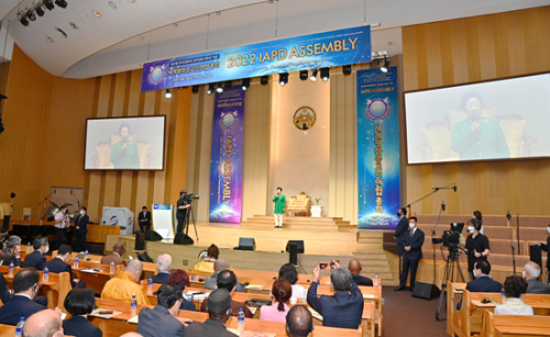 世界平和宗教人連合総会で<br />
日本の宗教迫害の実態を訴える
