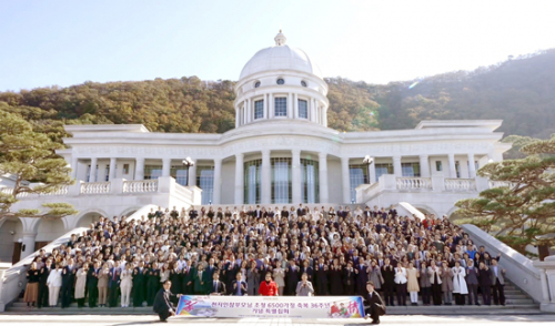 祝福36周年を迎えた6500双家庭を<br />
真のお母様が激励